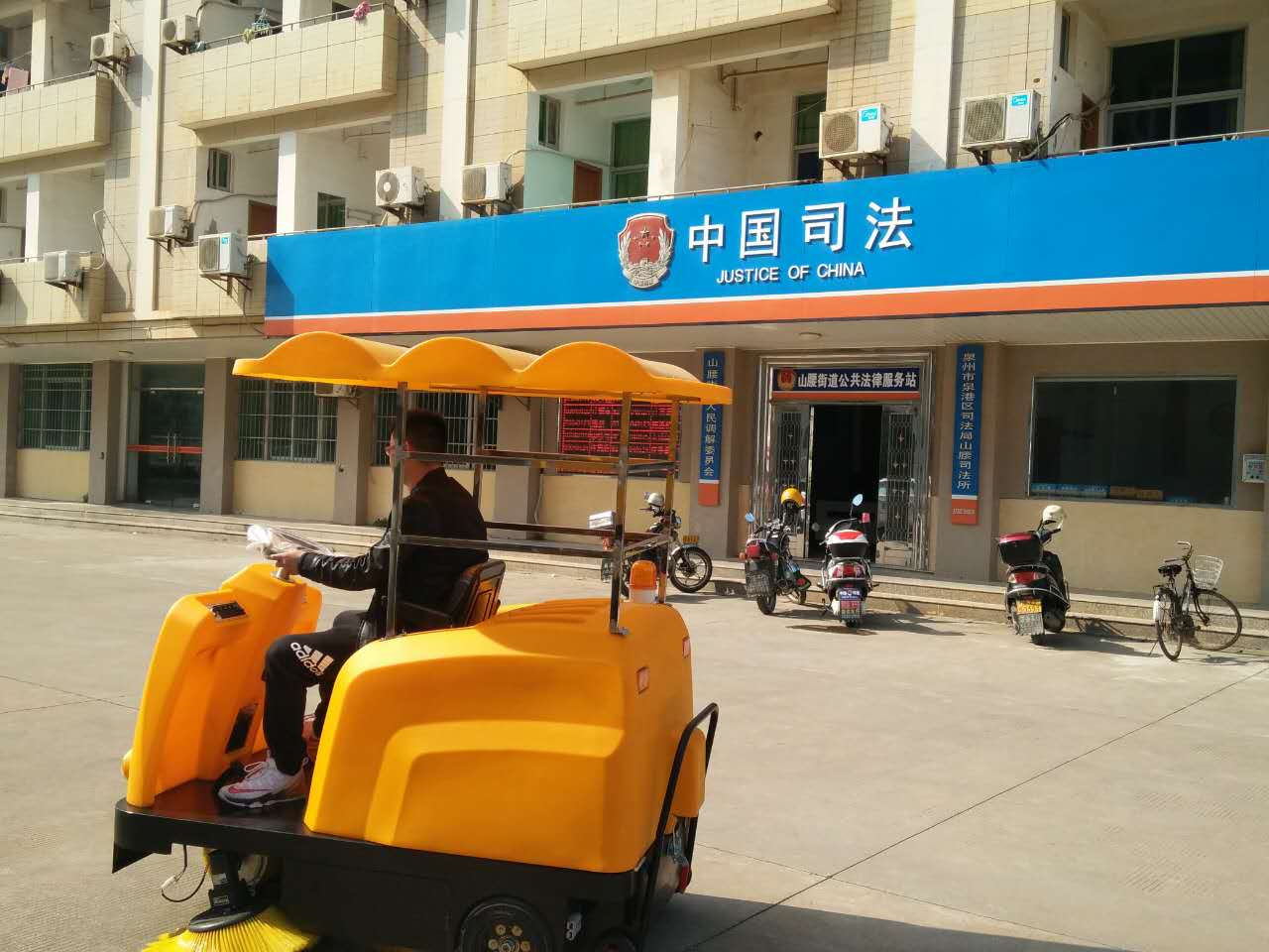 驚！一輛潔博士路面清掃機(jī)，惹得員工搶著干活？